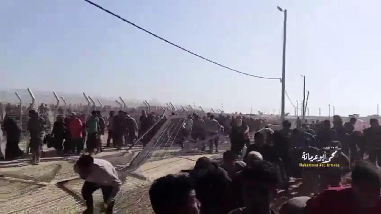 Rafah, migliaia di persone al centro di distribuzione aiuti. Spari per fermare la folla