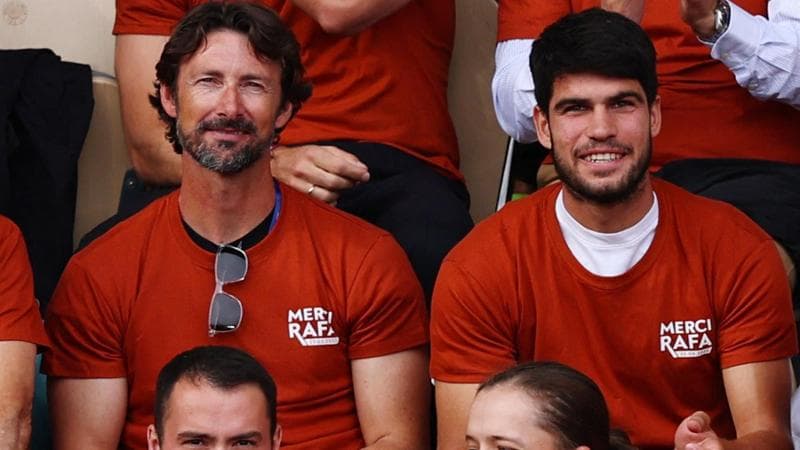Carlos Alcaraz in tribuna con la maglia per Nadal