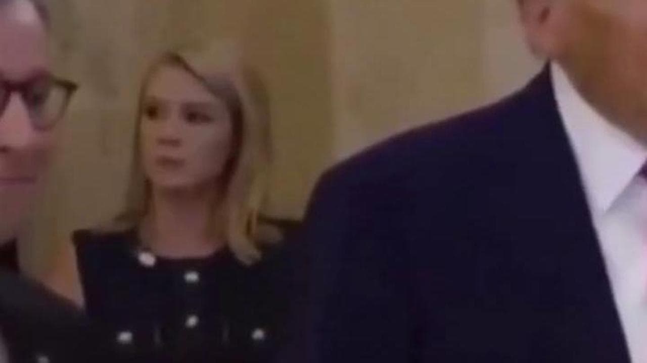 La portavoce di Trump fa spostare un agente nero da inquadratura del presidente