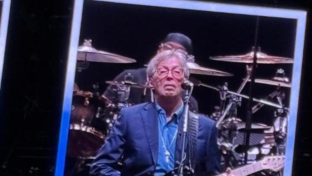 Eric Clapton pro Gaza: sul palco di Assago suona con la Fender coi colori della Palestina