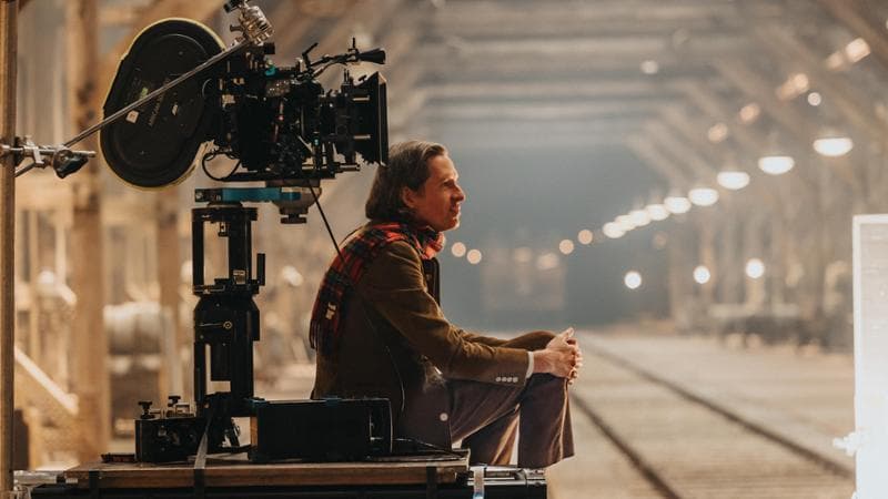 Wes Anderson, 56 anni, sul set. ©&nbsp;2025 TPS Productions, LLC. All Rights Reserved.