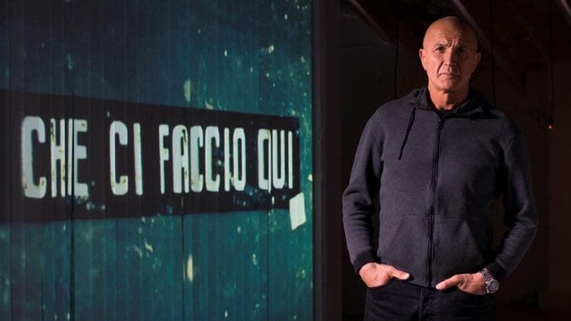 "Che ci faccio qui”, Iannacone lavora ai fianchi della nostra coscienza