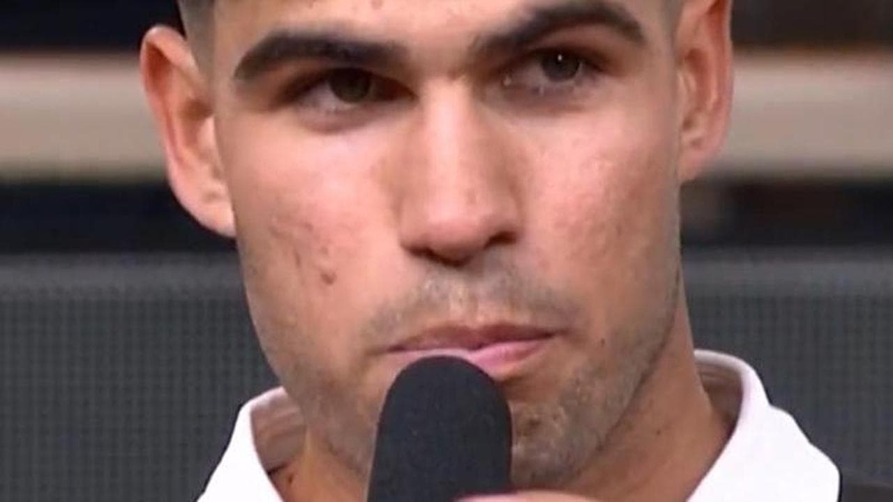 Alcaraz canta e il pubblico del Roland Garros gli risponde per le rime