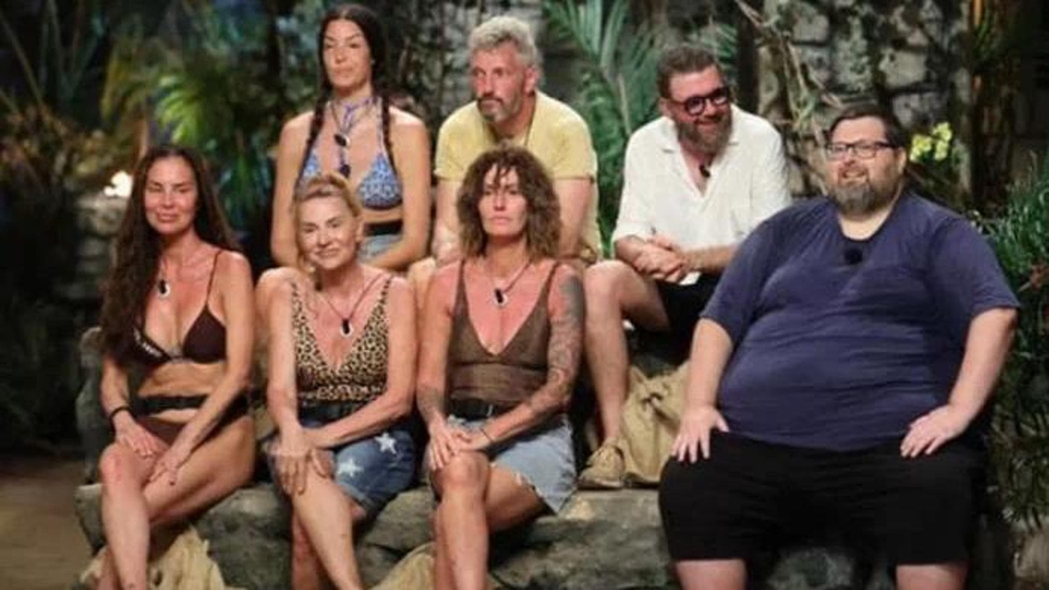 Mario Adinolfi all'Isola dei famosi, la moglie lo difende ...