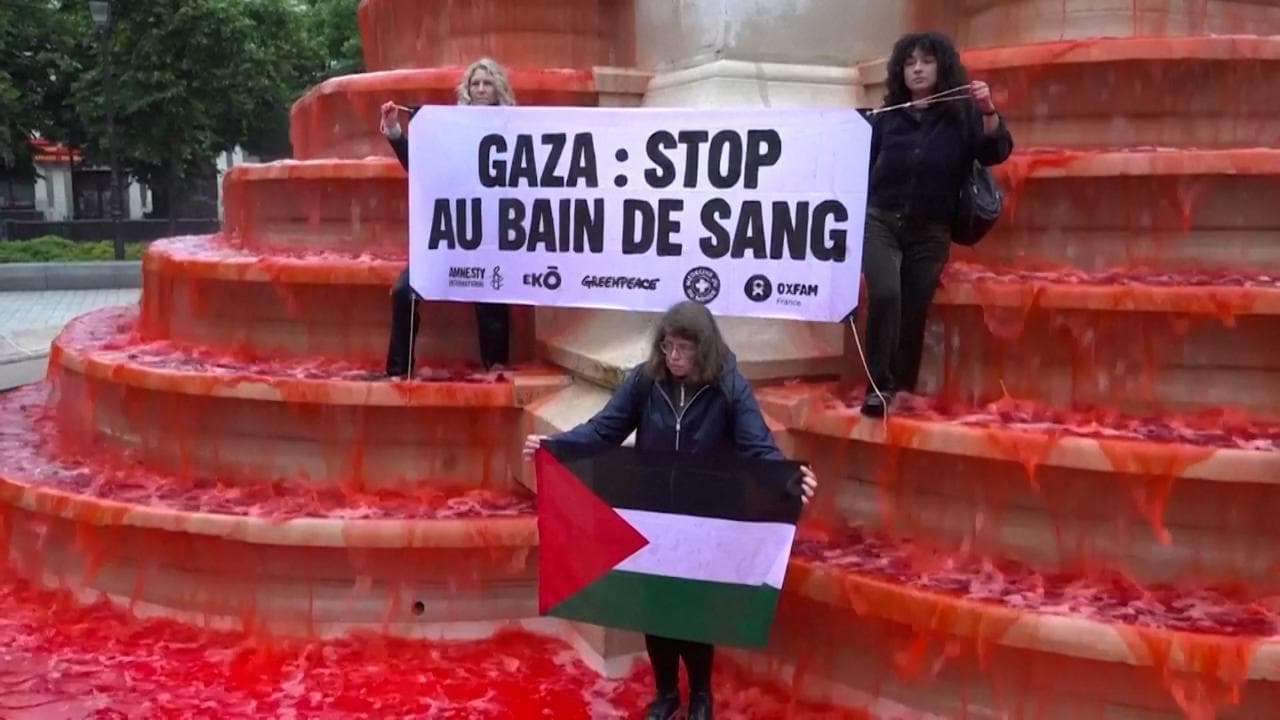 Parigi, attivisti pro-Pal colorano di rosso sangue una fontana: "E' ora di agire"