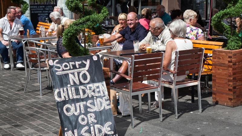 Niente bambini in questo ristorante inglese. Ma anche in Italia ci sono locali e alberghi che scoraggiano i clienti con al seguito i figli piccoli. Alamy Stock Photo