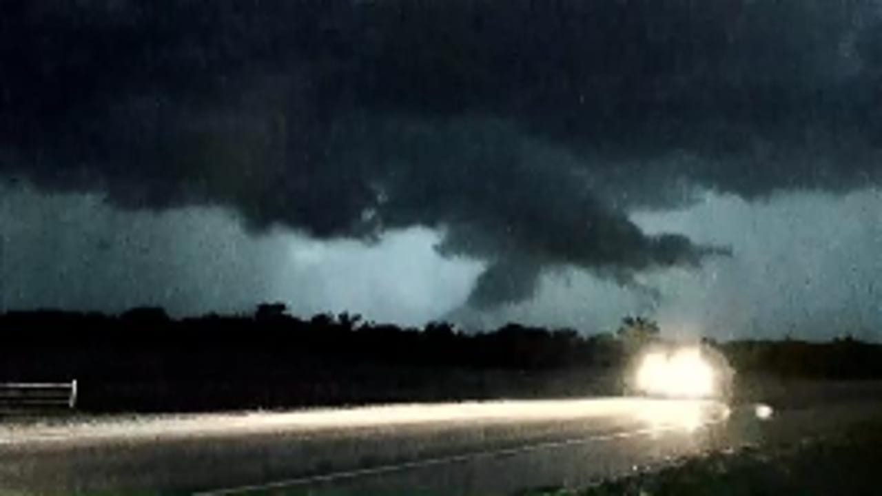 Fulmini sull'Oklahoma, cieli squarciati dalle tempeste: vento fino a 112 km/h
