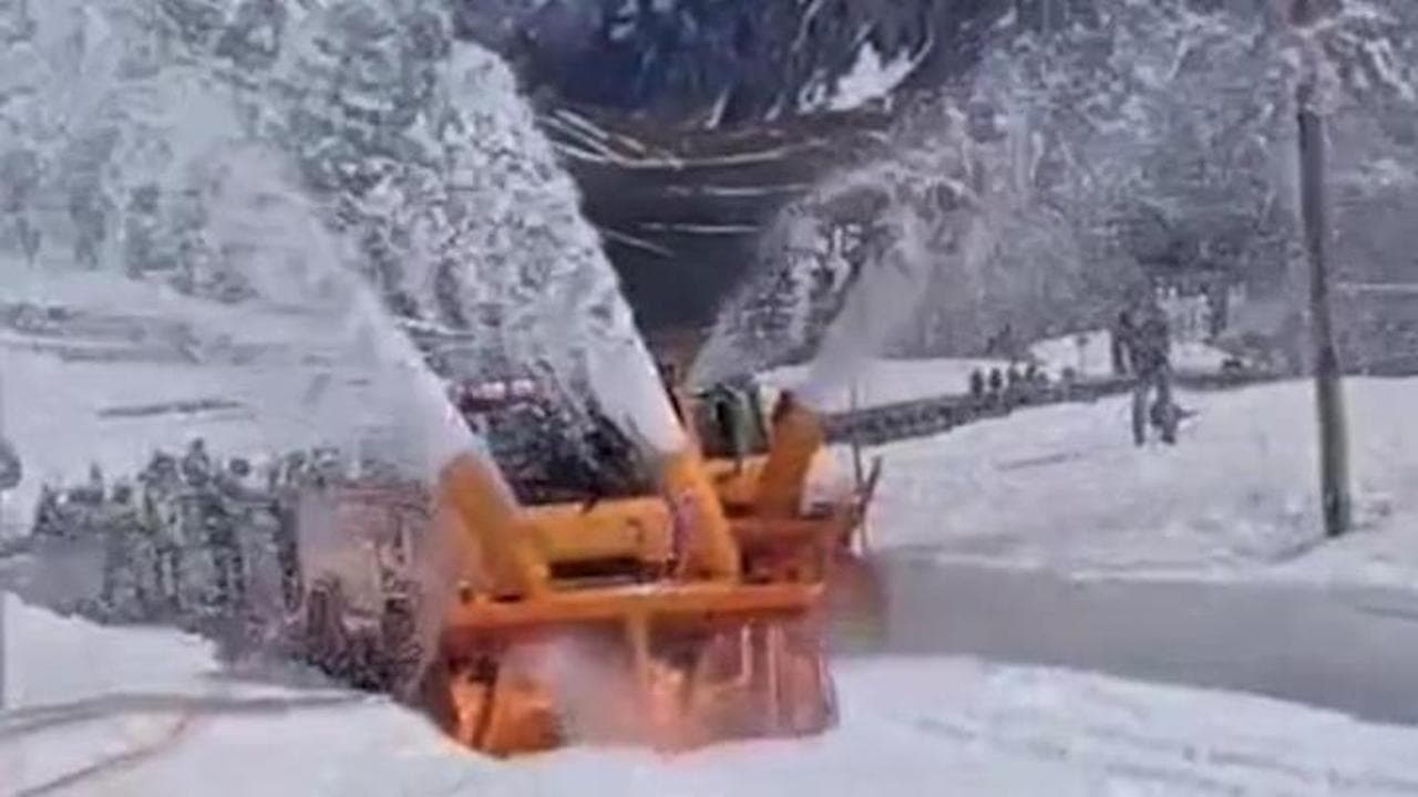 Quando finisce l'inverno: via la neve, riapre al traffico il Colle del Piccolo San Bernardo