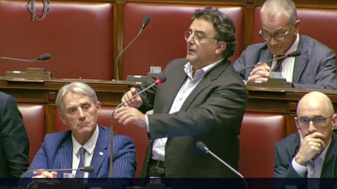 Maratona alla Camera sul decreto legge sicurezza, la protesta silenziosa di Mancini