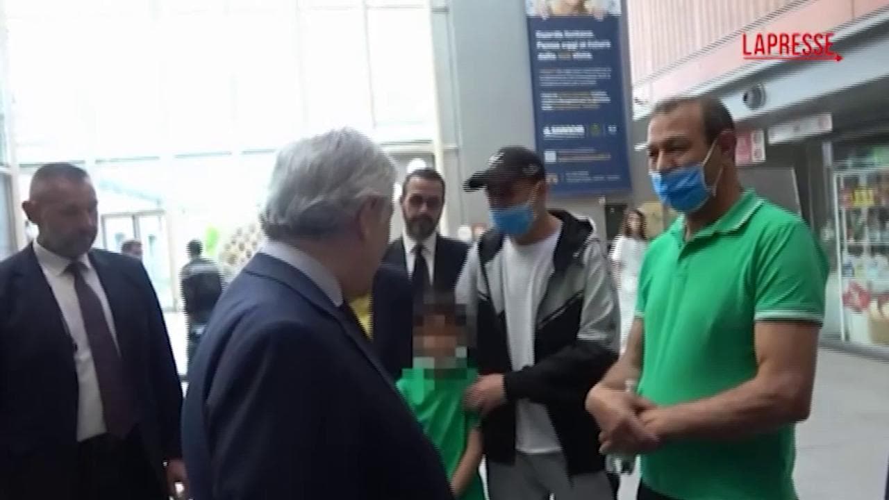 Gaza, bambino palestinese accoglie Tajani con un "Grazie Italia" all'ospedale di Bergamo