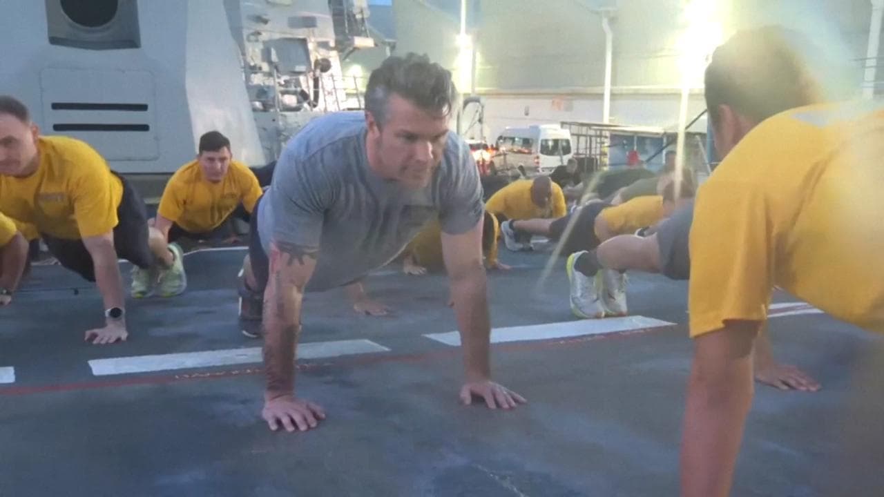 Singapore, piegamenti e Jumping Jack: il segretario alla difesa Usa Hegseth si allena con le truppe