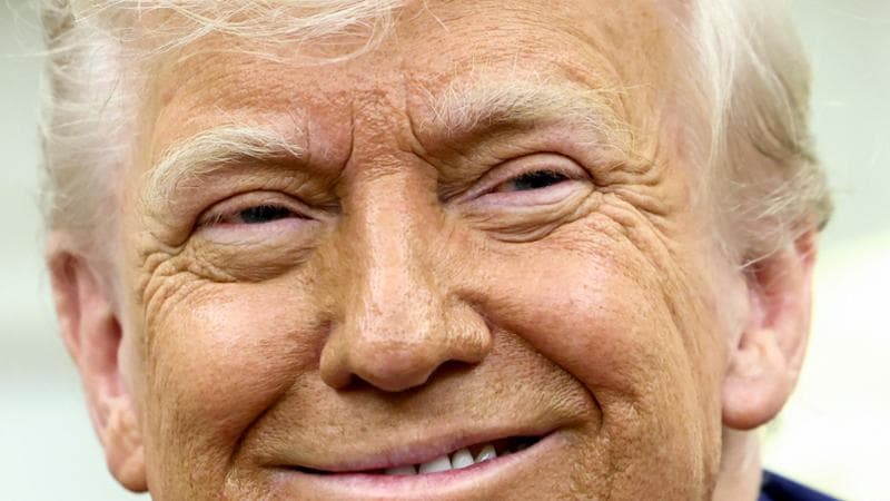 La Casa Bianca, un affare da tre miliardi: la “grande rapina” di Trump tra contratti e golf club