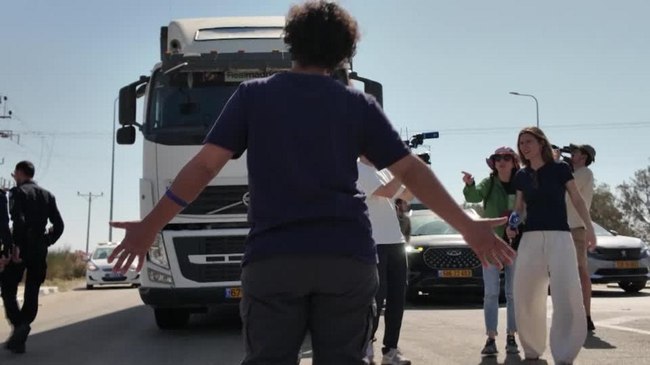 Medio Oriente, manifestanti israeliani tentano di bloccare camion di aiuti umanitari diretti a Gaza