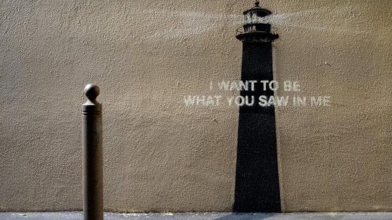 L'opera di Banksy comparsa sul muro di Marsiglia (dal profilo Istagram @banksy)