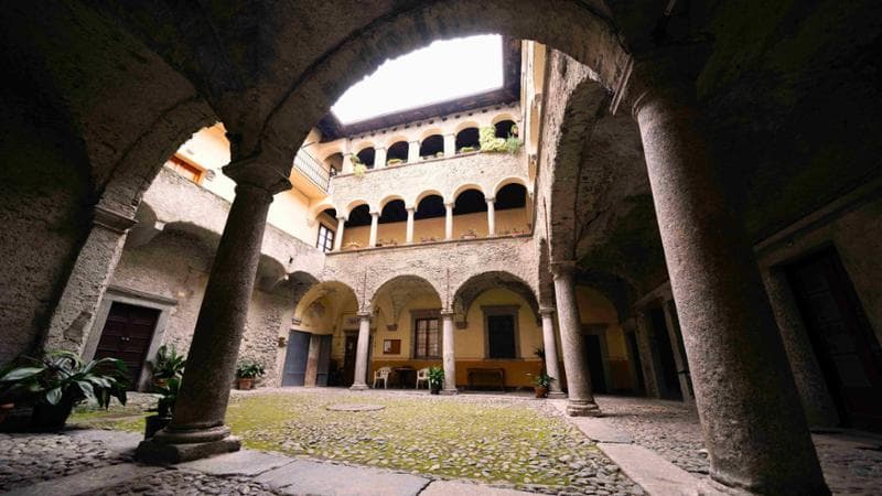 Traona. Porticato