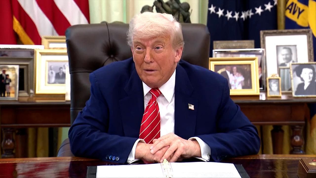 Usa, il consiglio di Trump a Macron dopo la manata di Brigitte: "Chiudi bene la porta"