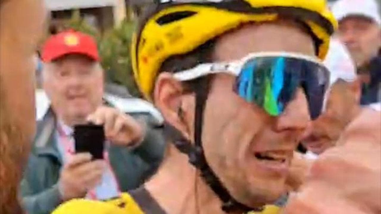 Simon Yates in lacrime al traguardo dopo la tappa con cui si è preso il Giro d'Italia