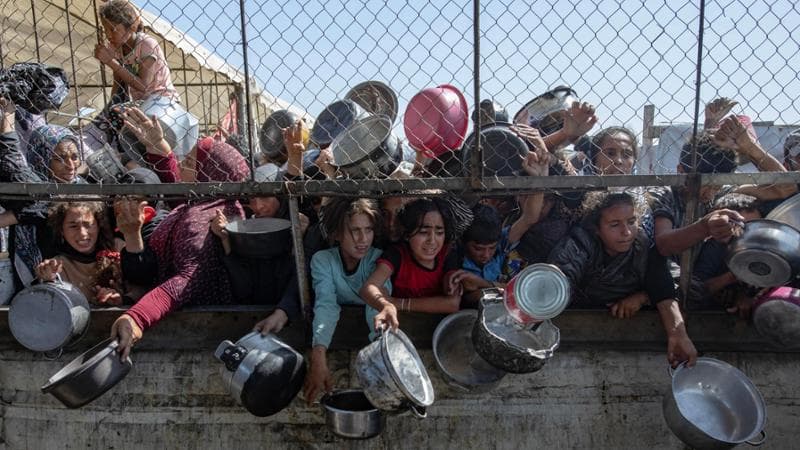 Khan Yunis, Striscia di Gaza, 30 maggio: palestinesi in attesa della distribuzione del cibo