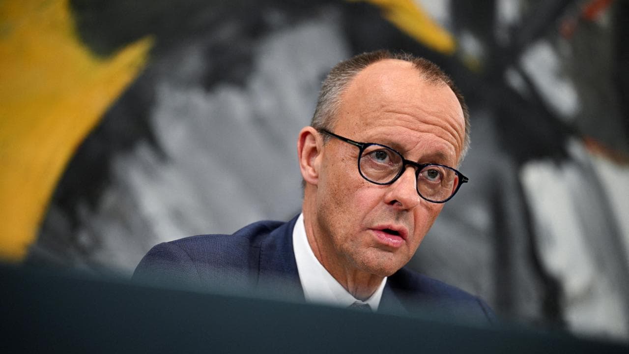FILE PHOTO: German Chancellor and leader of the Christian Democratic Union (CDU) Friedrich Merz attends a press conference at the chancellery in Berlin, Germany May 28, 2025. REUTERS/Annegret Hilse/File Photo
