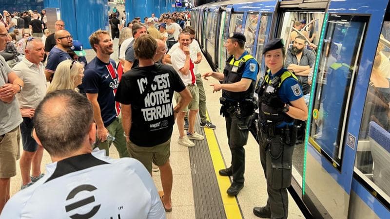 La polizia locale di Monaco nelle stazioni della metro