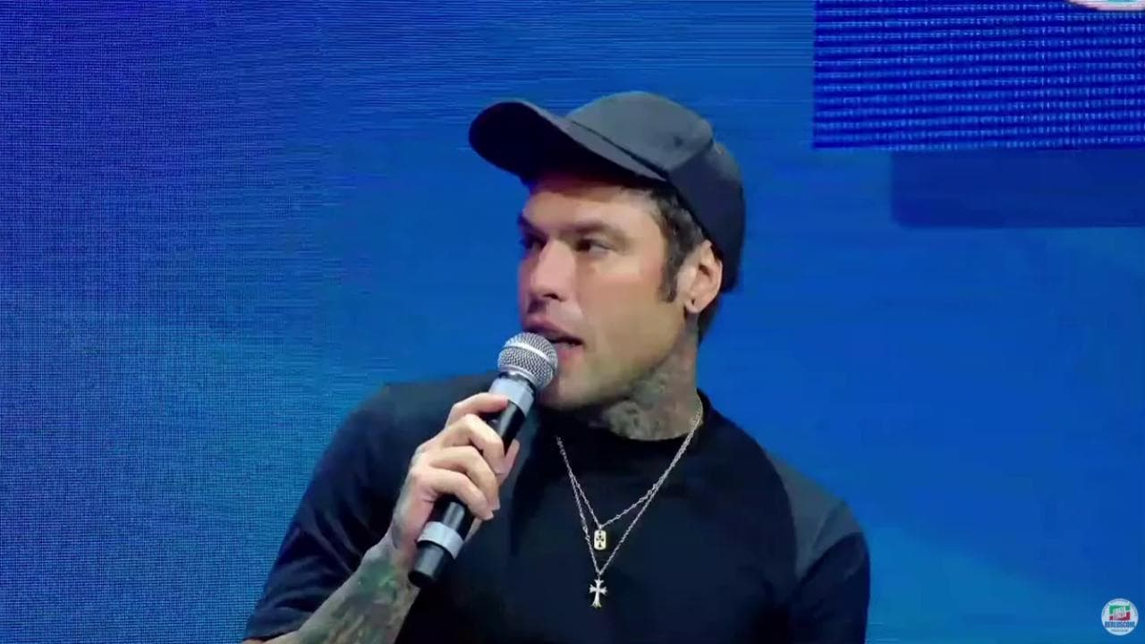 Fedez dai giovani di Forza Italia: “Salute mentale fuori dal dibattito politico, non sia un lusso”