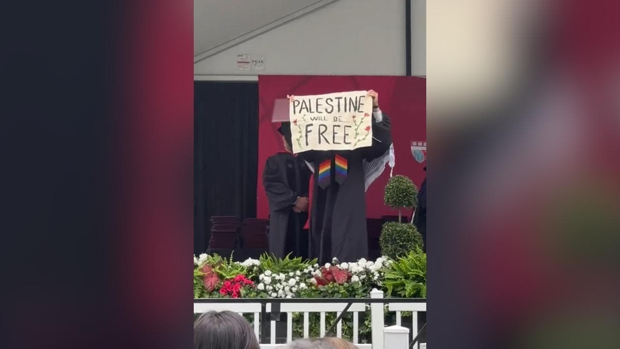 Gli studenti di Harvard rompono il protocollo: alla cerimonia di laurea con cartelli contro Israele