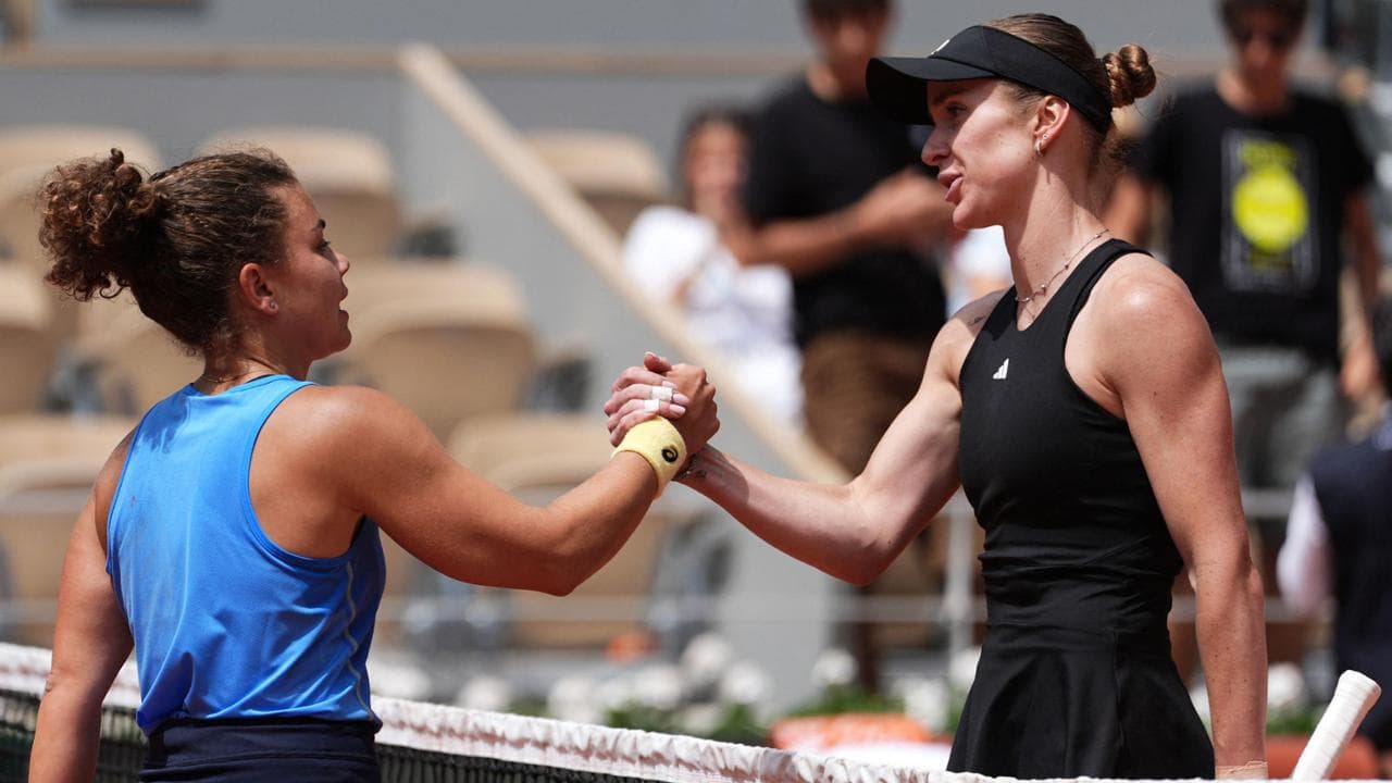 La stretta di mano a fine match tra Paolini e Svitolina