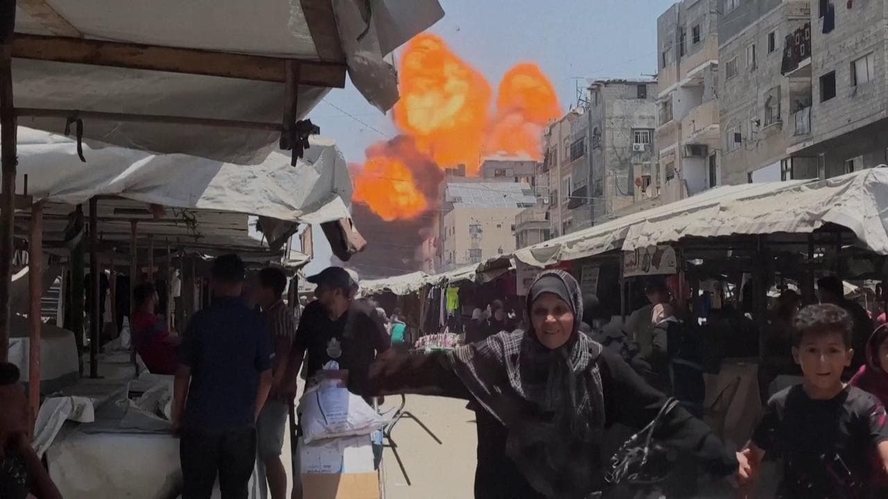 Gaza, attacco aereo israeliano su un edificio: il momento dell'esplosione