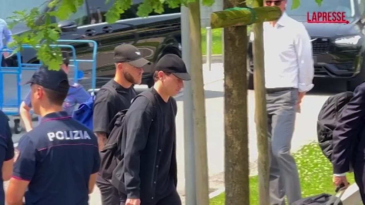 Finale Champions League, Inter rientrata a Milano: volti scuri e pochi tifosi a Malpensa