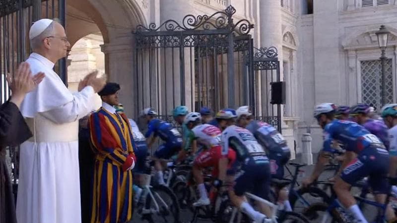 Il Papa saluta il Giro: “Ciclisti modello per i giovani”