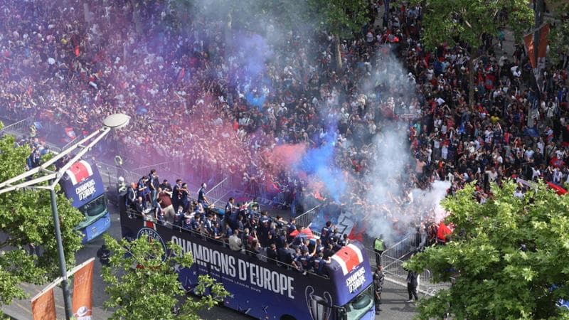 La rabbia del Psg dopo gli scontri: “No alla violenza”. Poi l’omaggio della folla ai campioni