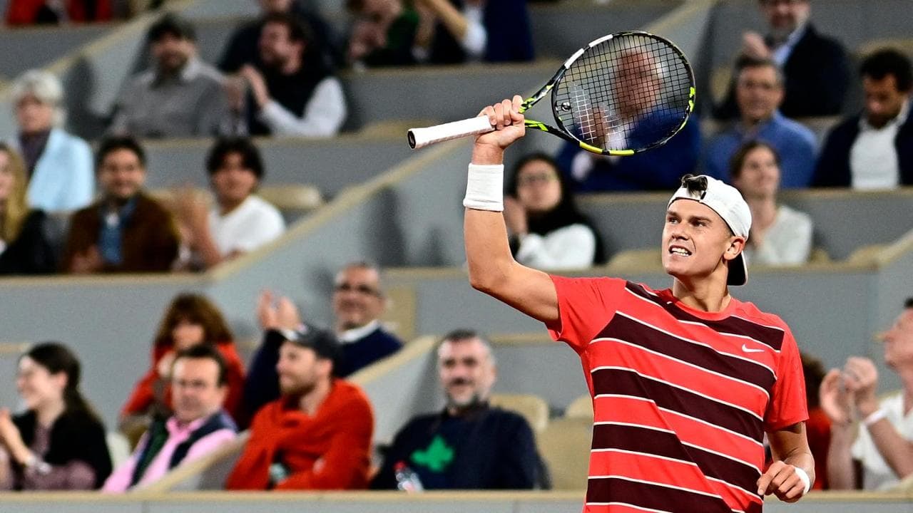 Holger Rune festeggia la vittoria del secondo set
