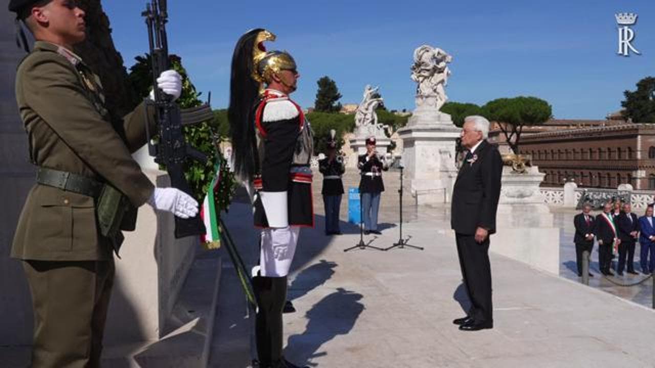 2 giugno, Mattarella depone una corona di fiori all'Altare della Patria