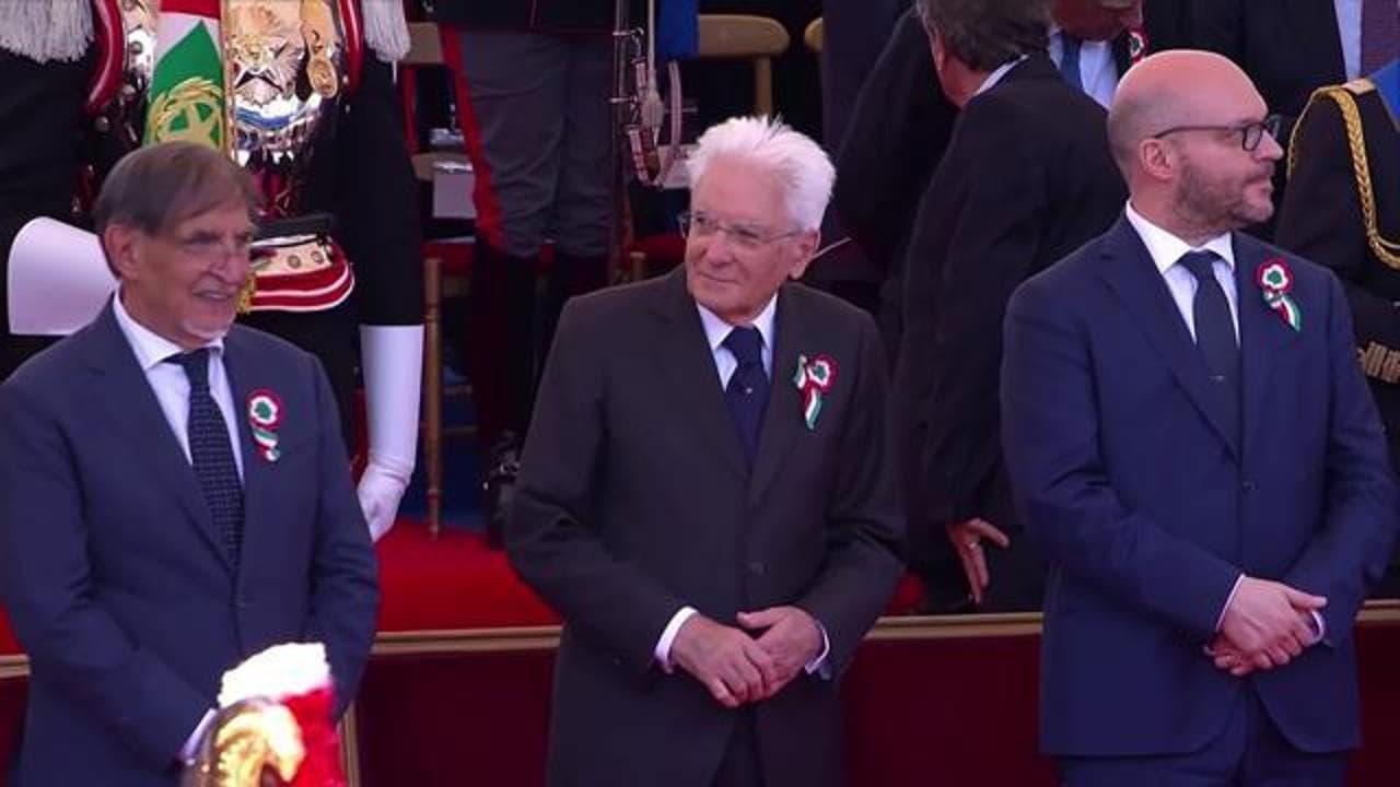 2 giugno, la bimba alla parata grida "bravi Bersaglieri". Il sorriso di Mattarella