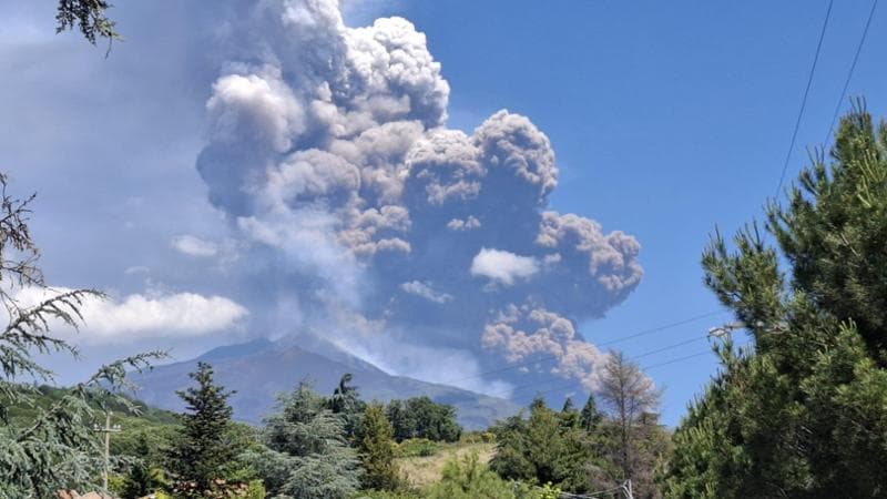 Il fumo dell'Etna in una foto di Boris Behncke (Ingv)