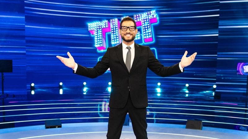 “Sarabanda Celebrity”, il ritorno di Enrico Papi tra nostalgia e tv di risulta