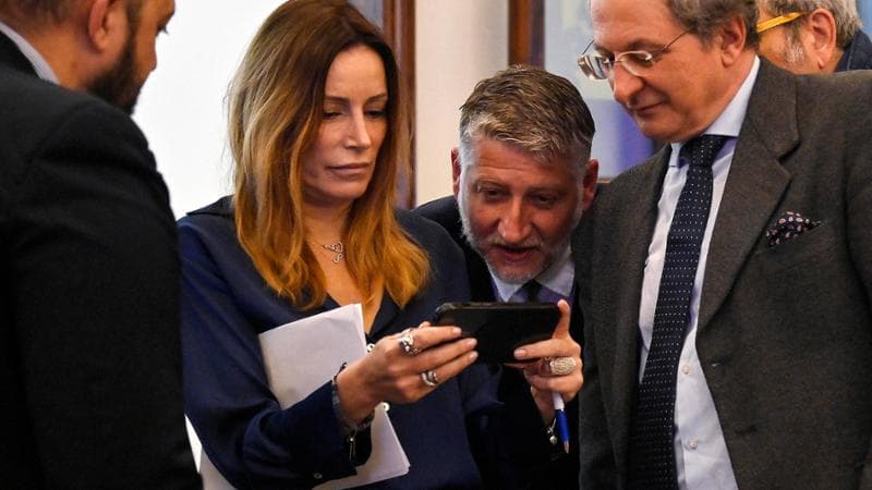 Giuli contro Borgonzoni, liti e dispetti al ministero per le mani sul cinema