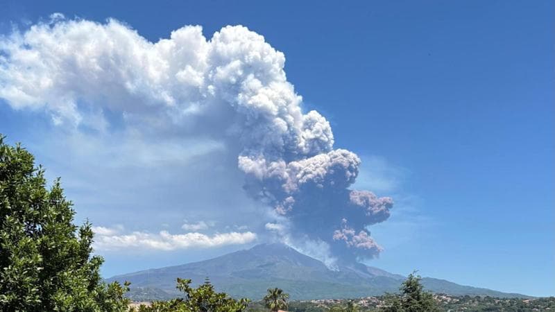 Etna, sul gigante innocente tutti i colori della fine del mondo