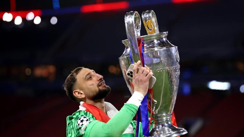 Gianluigi Donnarumma alza al cielo la Champions