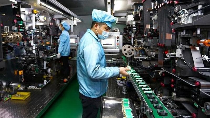 Ciclomotori da 400 dollari con le batterie che vengono dal mare: l’ultima sfida della Cina