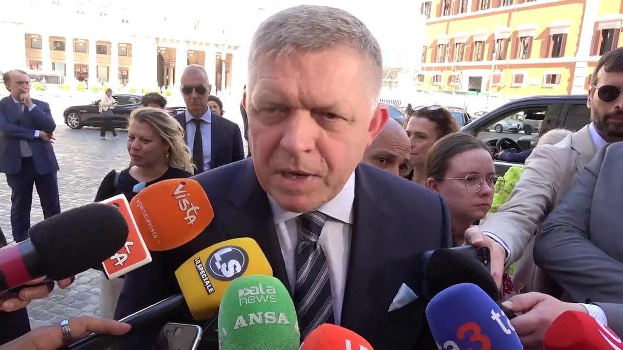 Ucraina, il presidente slovacco Fico: "Alcuni paesi dell'Ue vogliono prolungare questa guerra"