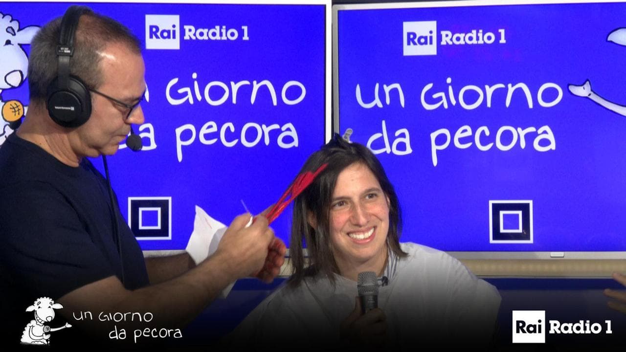 Schlein in radio si tinge una ciocca di capelli rossi per un fioretto: "Come Mirko dei Beehive"