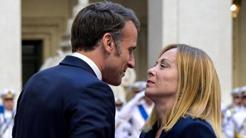 Meloni riceve il presidente francese Macron a Palazzo Chigi: il bilaterale dura quasi 3 ore
