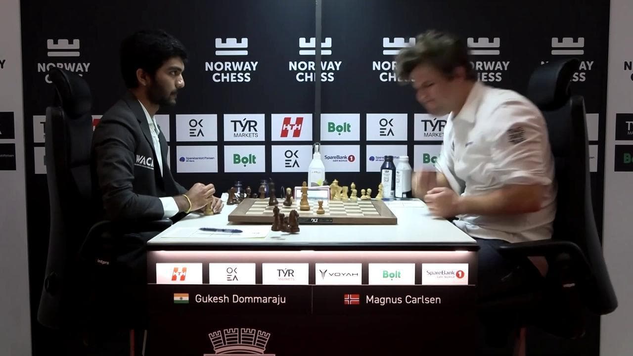 Scacchi, la rabbia di Magnus Carlsen: sconfitto dal campione 19enne sbatte il pugno sul tavolo