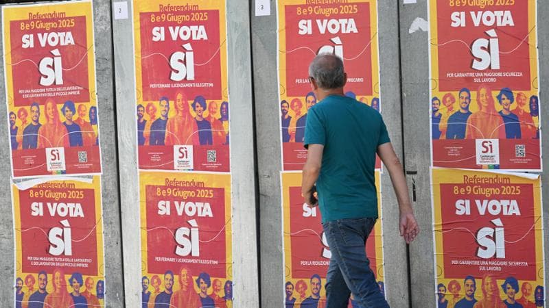 Milano, alcuni manifesti in favore del referendum dell'8 e 9 giugno