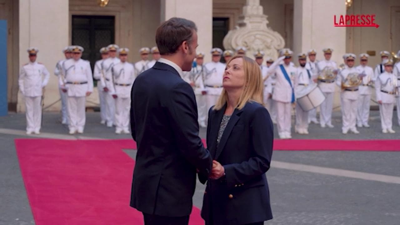 Palazzo Chigi, la stretta di mano tra la premier Meloni e il presidente francese Macron