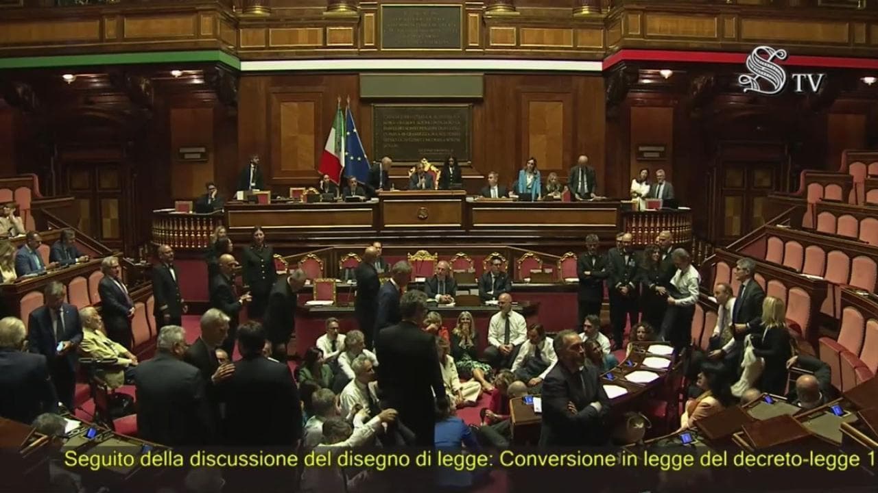Dl sicurezza, i senatori seduti davanti ai banchi del governo: "Vergogna". Seduta sospesa