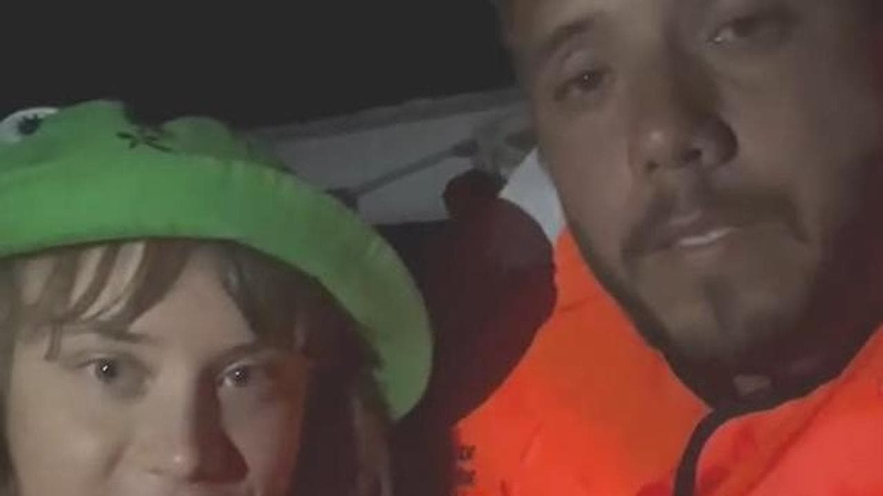 Greta Thunberg in mare con la Freedom Flotilla verso Gaza, l'allarme: "C'è un drone sopra di noi"