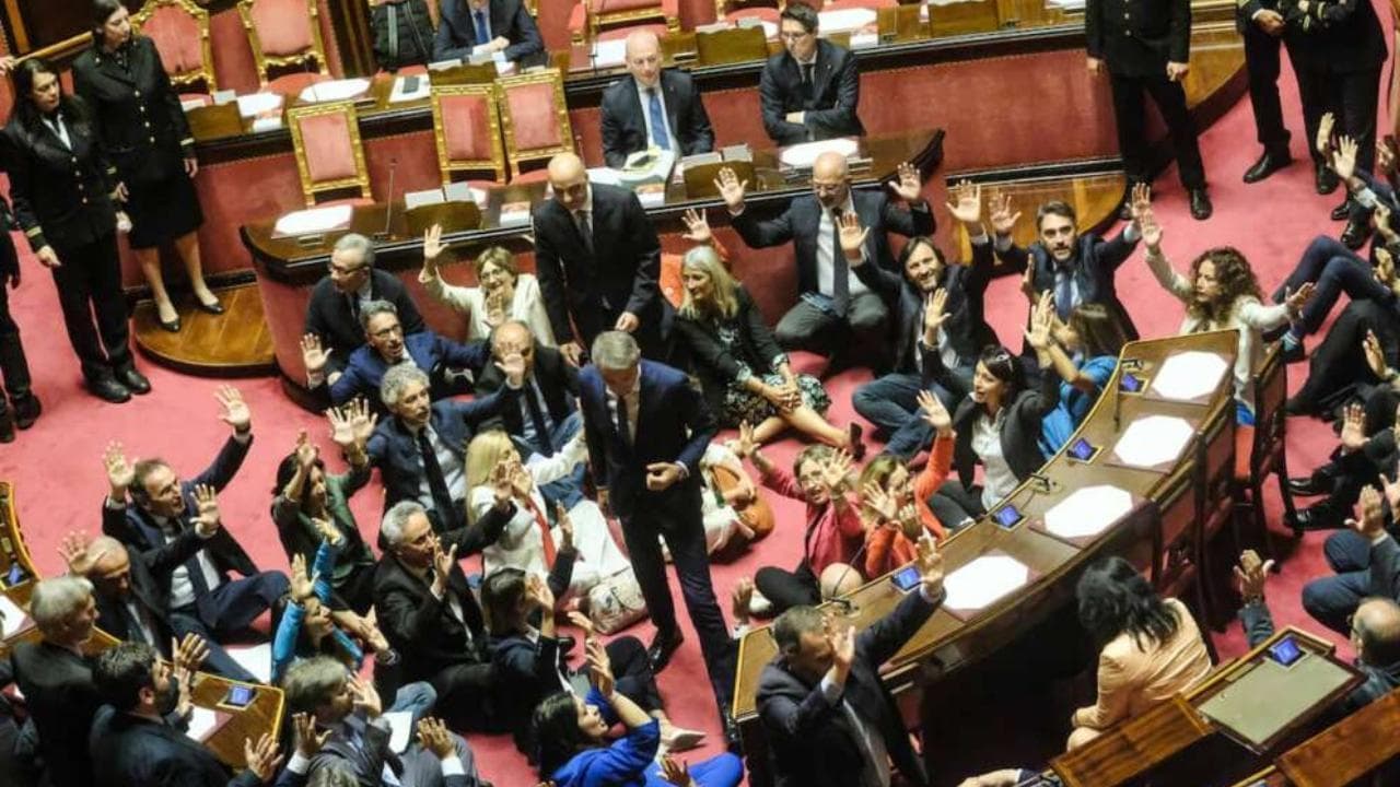 Decreto sicurezza con quasi rissa al Senato: l'opposizione occupa, la maggioranza festeggia