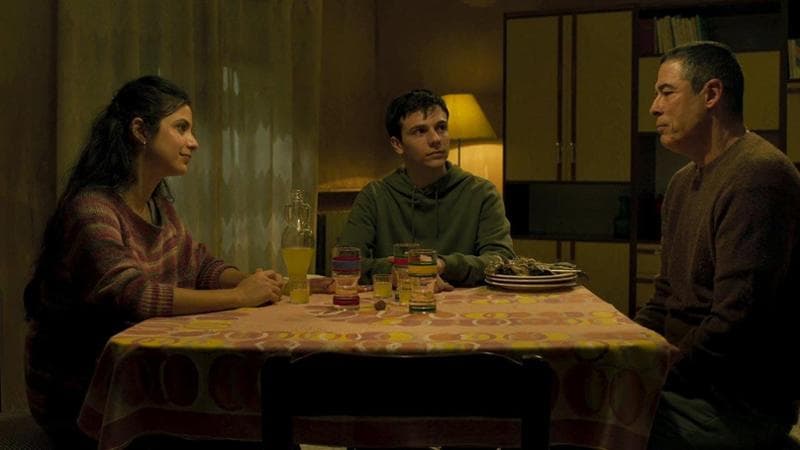 “Mani nude”, si combatte per trovare redenzione. La recensione di Alberto Crespi